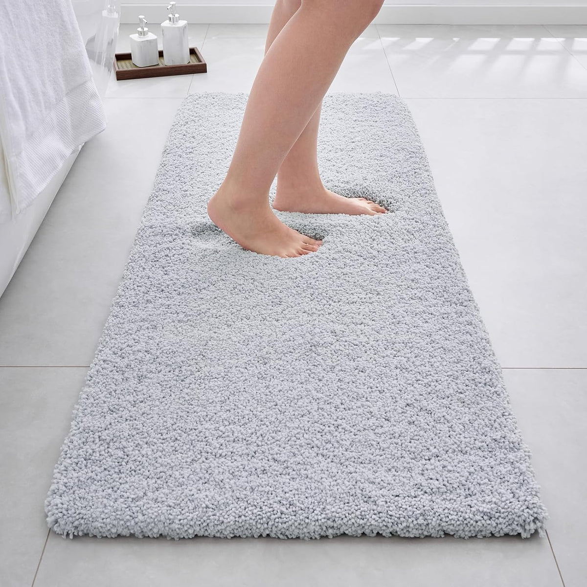 White Bathroom Rug 17x24 - Non-Slip Plush Small Bath Mat, Highly Absorbent & Ultra Soft Fluffy Floor Mat, Machine Washable for Shower and Tub